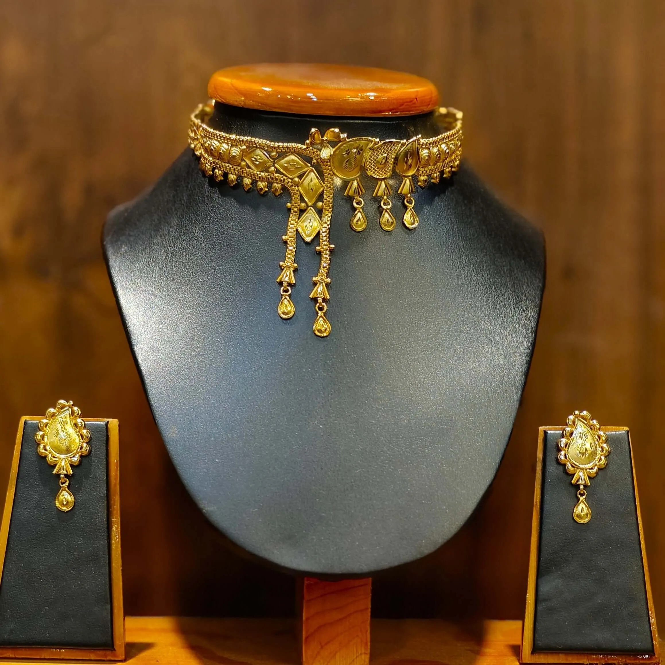 Advika - Choker Set